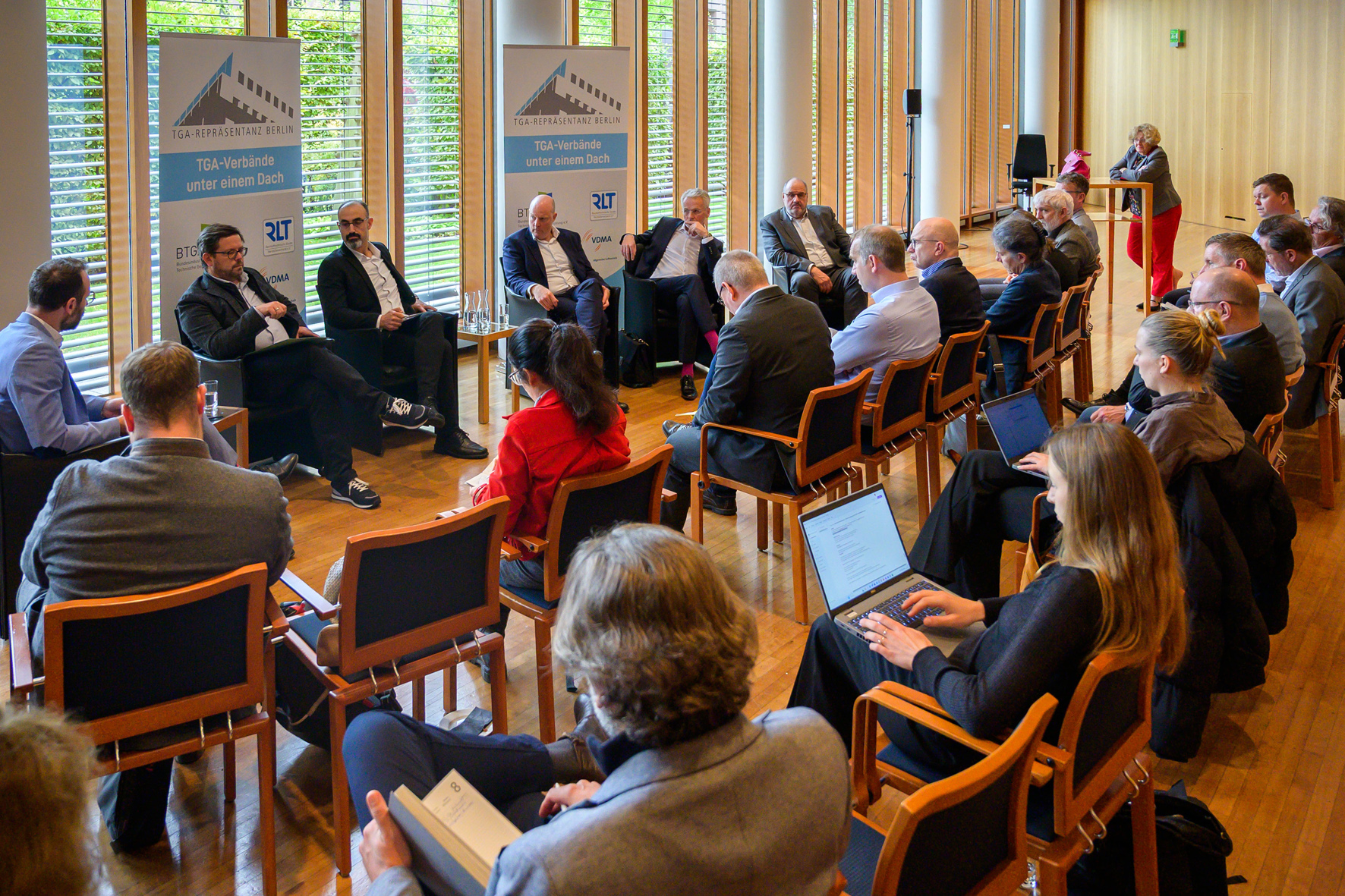 Auf dem Podium (v.l.): Jakob Schlandt, Lars Rohwer MdB, Dr. Alaa Alhamwi MdB, Frank Ernst, Professor Christoph Kaup und Andreas von Thun
